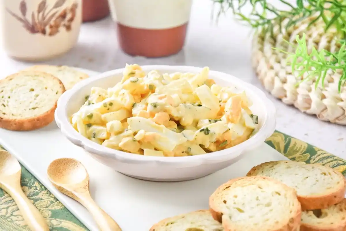 Image from Bon Viveur: 🥚 La *ensaladilla de huevo* cremosa y fácil que triunfa siempre. 🌿 ...