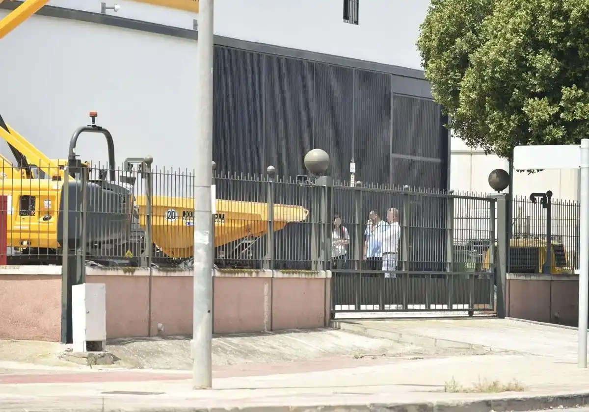 Image from LA VERDAD: *La Guardia Civil registra la sede de Navantia en Cartagena en una ope...