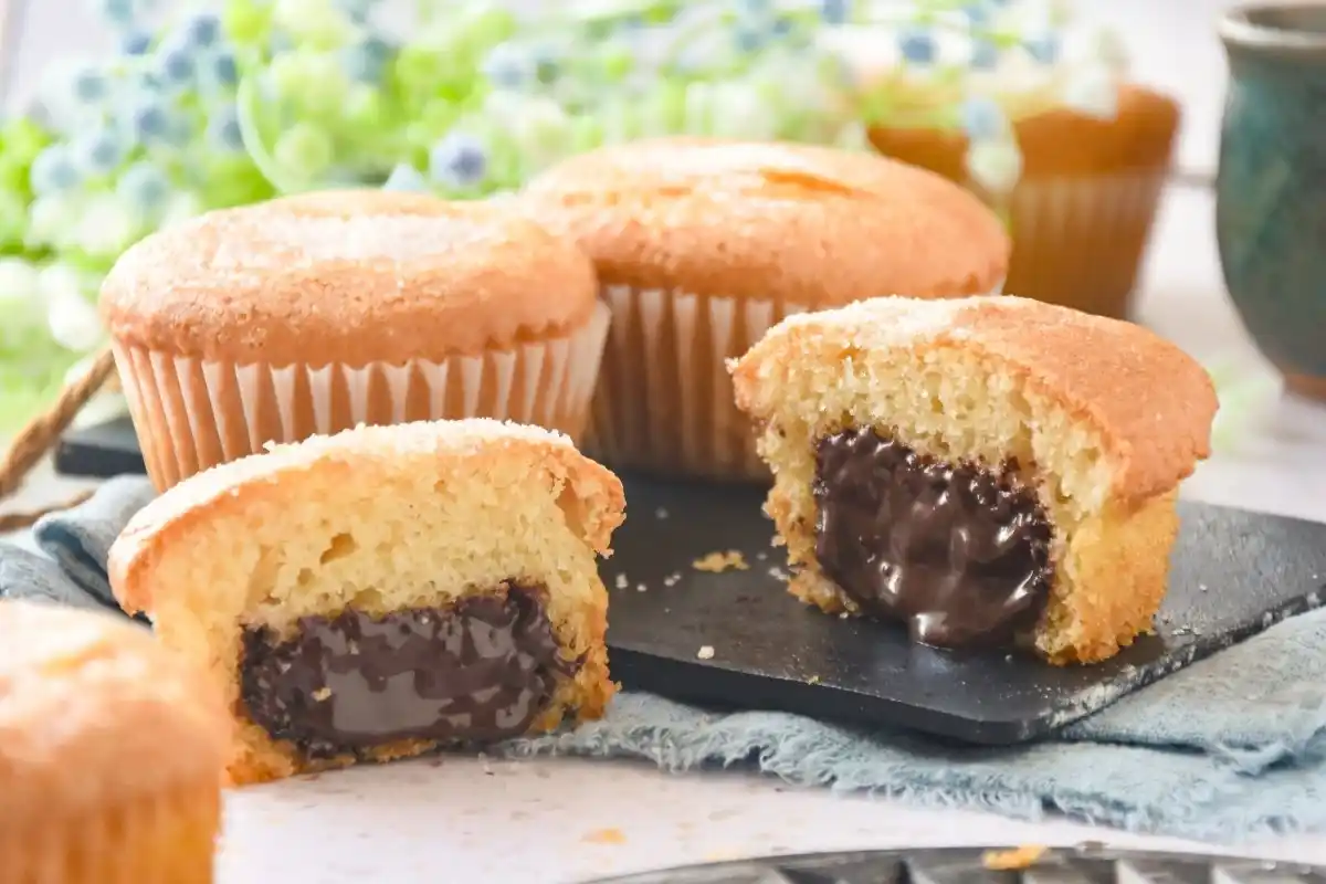 Image from Bon Viveur: 🧁 *Magdalenas rellenas de chocolate* caseras y muy fáciles, sin compl...