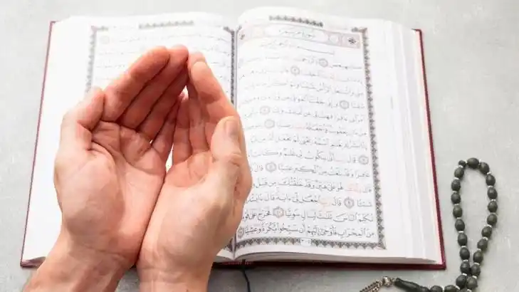 Image from خواطر 🕊️🤍: "من أجمل ما قيل في المواساة: لقد كنتُ أخيطُ جروح قلبي بالقرآن"...