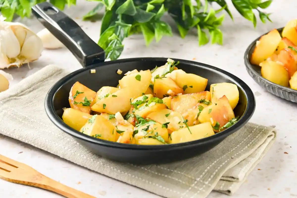 Image from Bon Viveur: 🥔 *Patatas al ajillo*, un clásico delicioso con ajo, vino y perejil f...