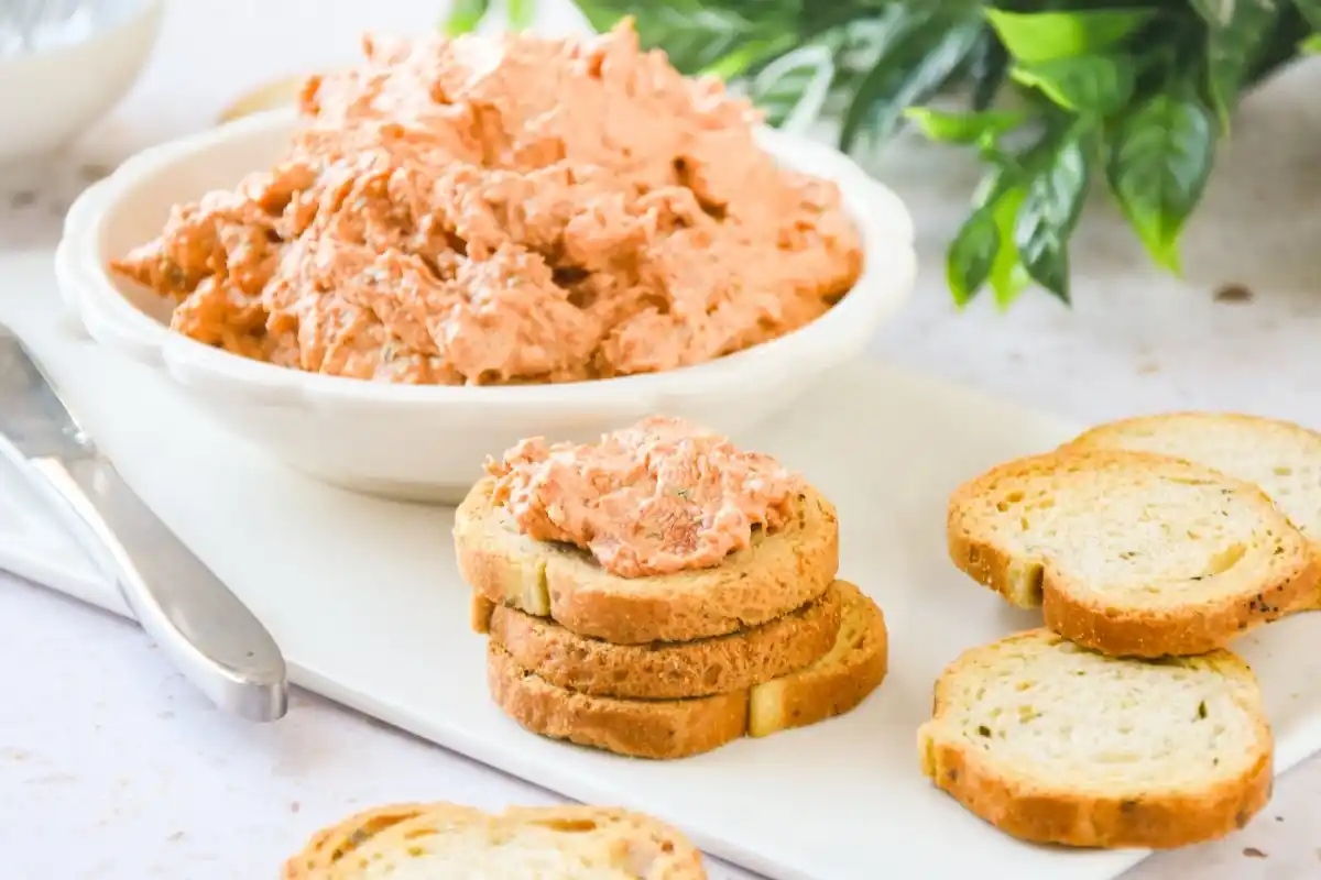 Image from Bon Viveur: 🔥 *Paté de chorizo*, una explosión de sabor en cada bocado.  🥖 Perfe...
