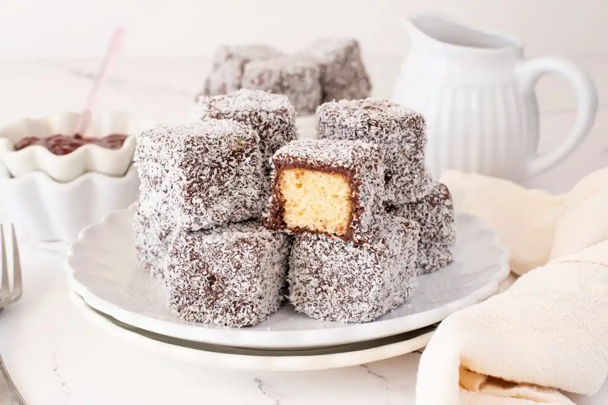 Image from Bon Viveur: 💥 Pedazo de merienda que traemos por aquí. 🥮 Los *lamingtons* son u...