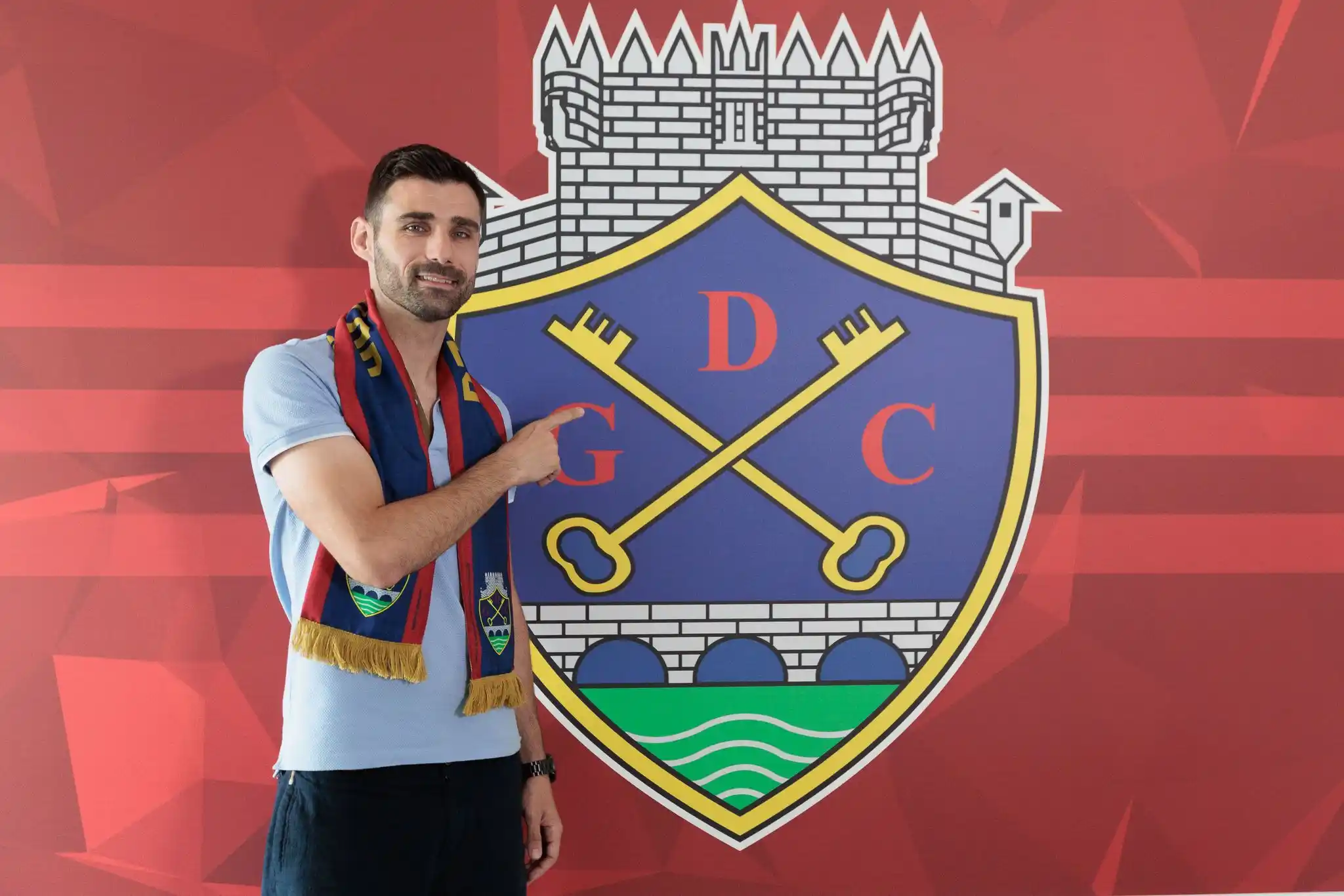 Image from Comunidade Azul-Grená: ✅ POLÉMICO ROBERTO REGRESSA AO GD CHAVES Avançado veterano chega do c...