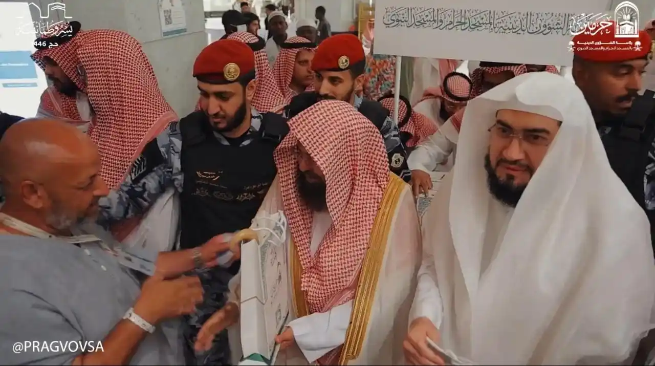 Image from Lovers of the Haramain: Sheikh Abdul-Rahman Al-Sudais and Sheikh Bander Baleela handed gifts o...