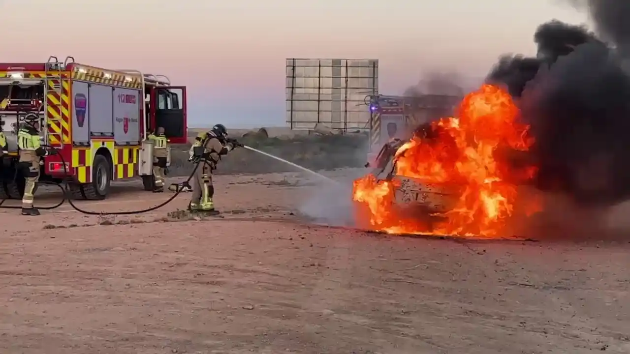 Image from LA VERDAD: 📹 *VÍDEO | Así ha quedado un coche que ha comenzado arder en plena au...
