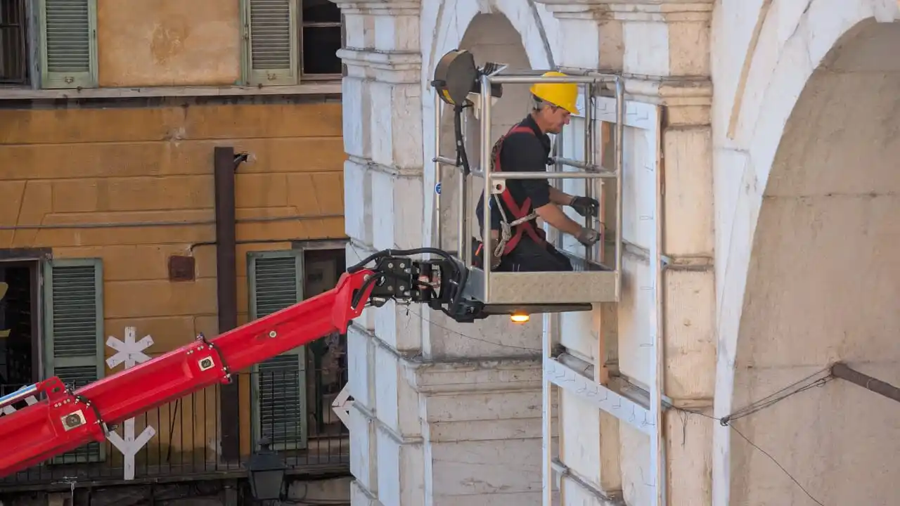 Image from PisaToday: Già partito il montaggio delle biancherie per la Luminara Leggi l'arti...