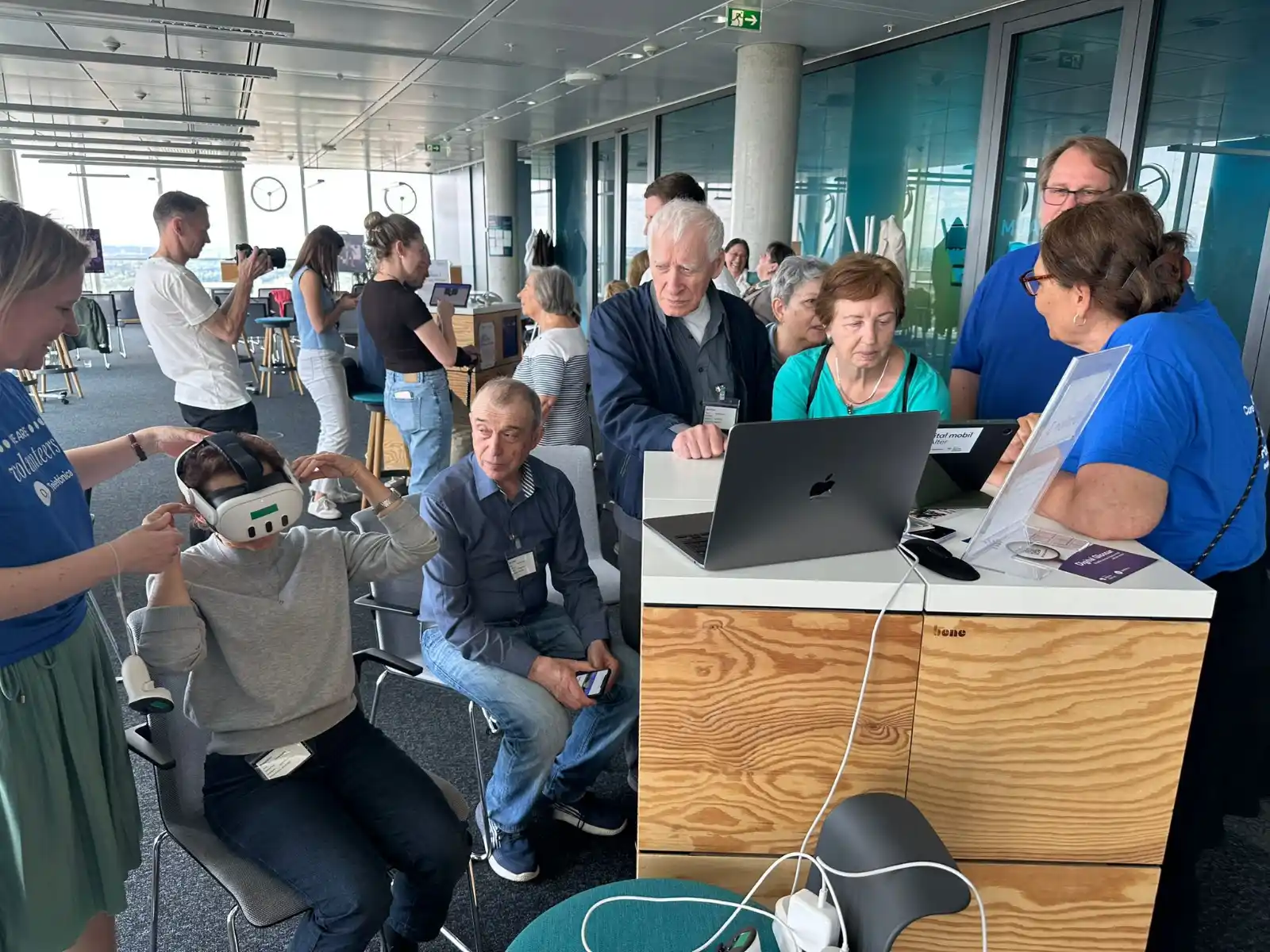 Image from Digital mobil im Alter: *In virtuelle Welten eintauchen im O₂ Tower München!* 🌍🕶️ Was für e...