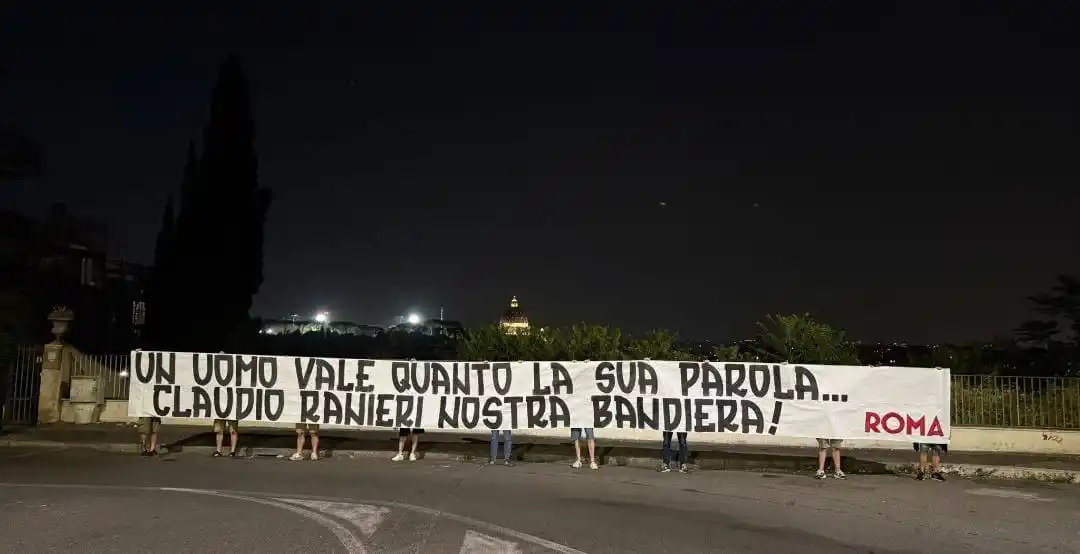 Image from Planeta Roma: 🪧 Los aficionados de la Roma desplegaron esta pancarta de agradecimie...