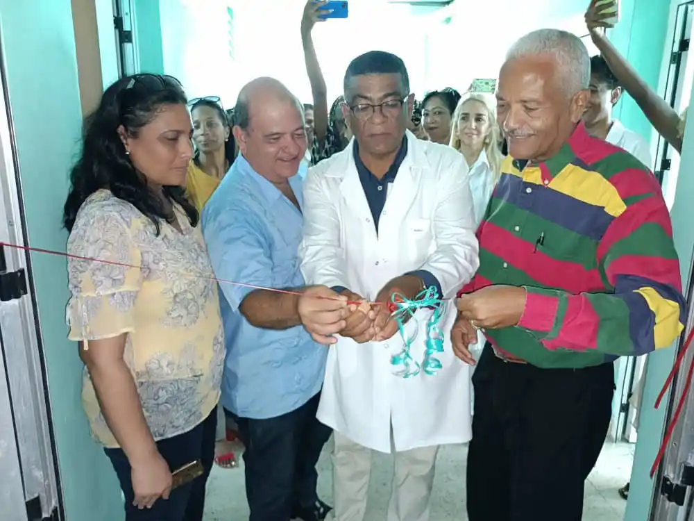 Image from CMKW "RADIO MAMBÍ" 📻🇨🇺: "Siempre habrá corazón para que no muera la esperanza"❤️ Bajo esa pre...