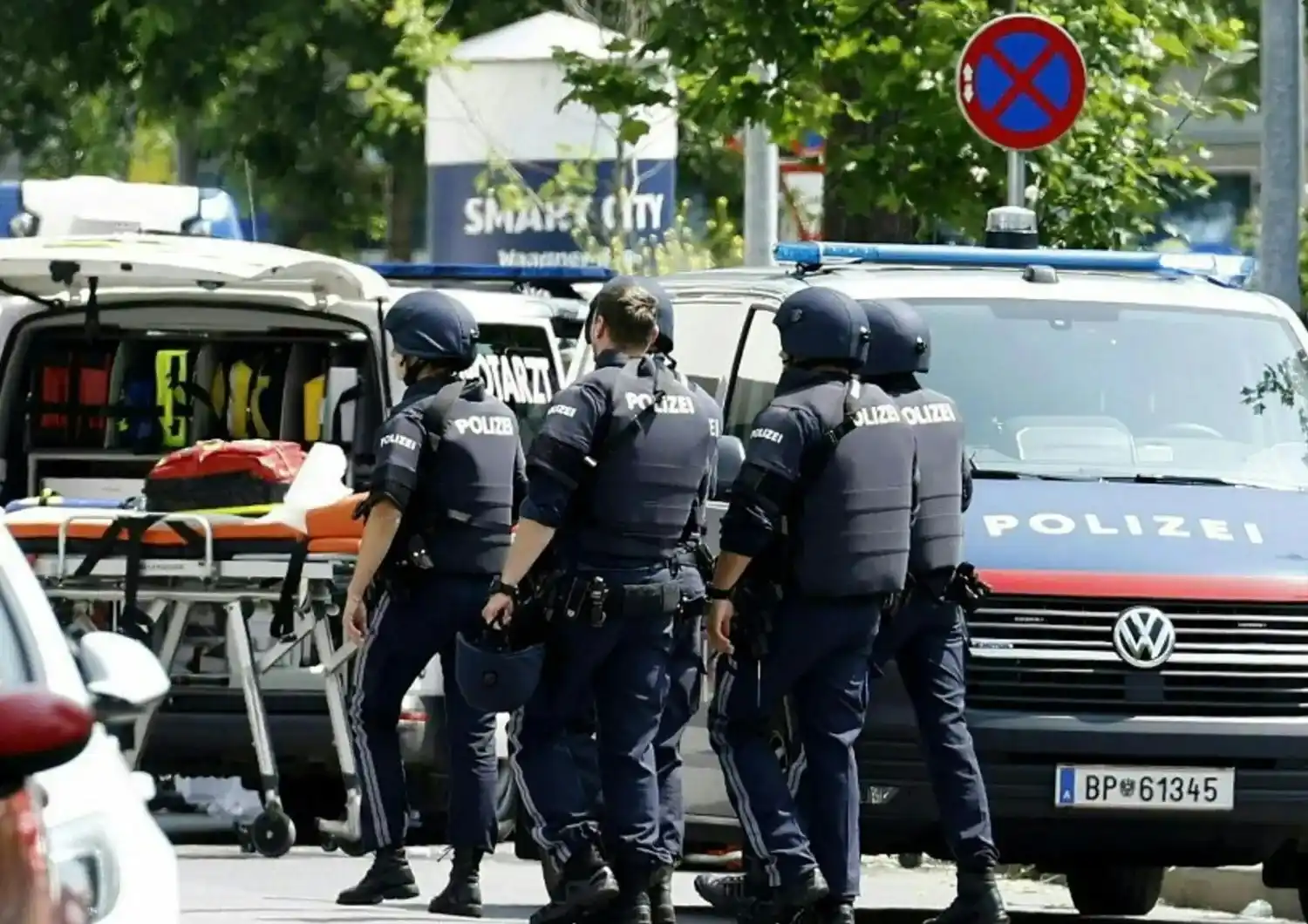 Image from Agi - Agenzia Italia: 🇦🇹 *Sparatoria in una scuola in Austria, almeno 9 morti* Si suicida...