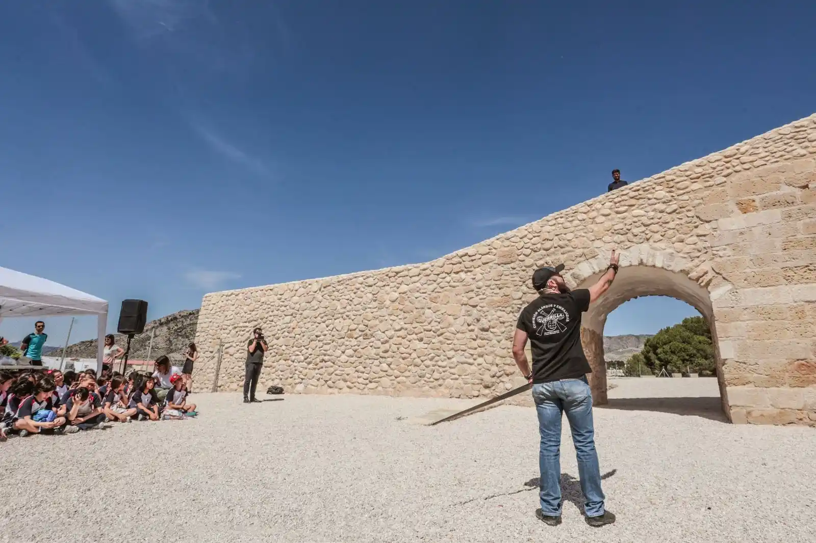 Image from Ayuntamiento de Elda : ⚔️ Cerca de medio millar de escolares de Elda visitan el Castillo de E...