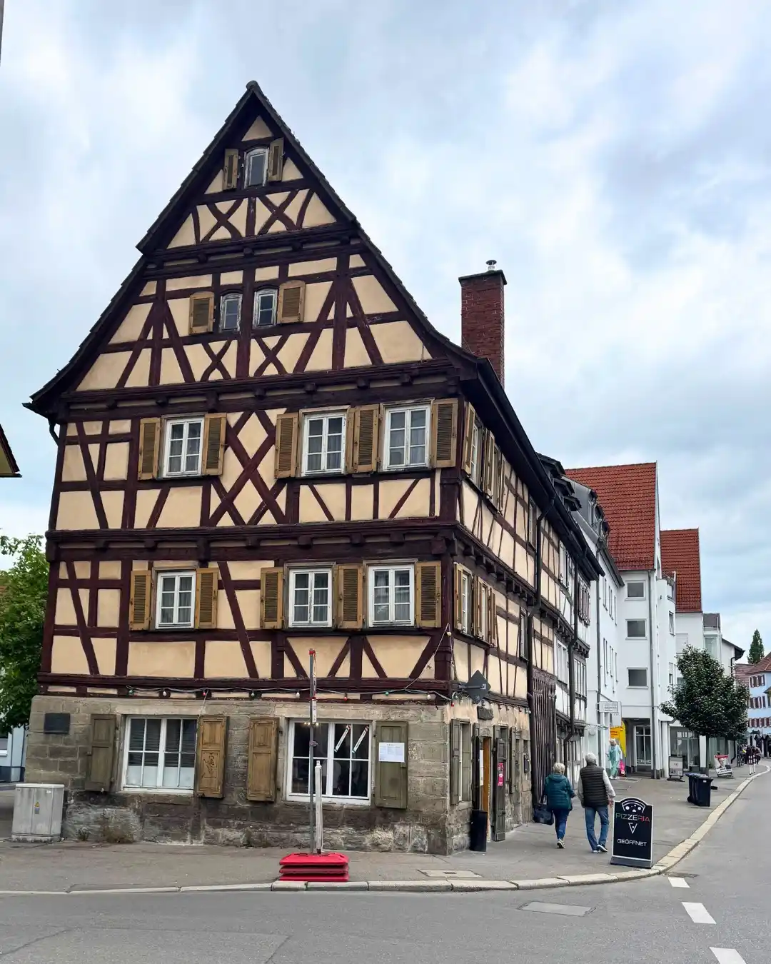 Image from Wirtschaftsförderung Sindelfingen GmbH: Das Foto zeigt das charmante Fachwerkhaus, in dem die Pizzeria seit vi...