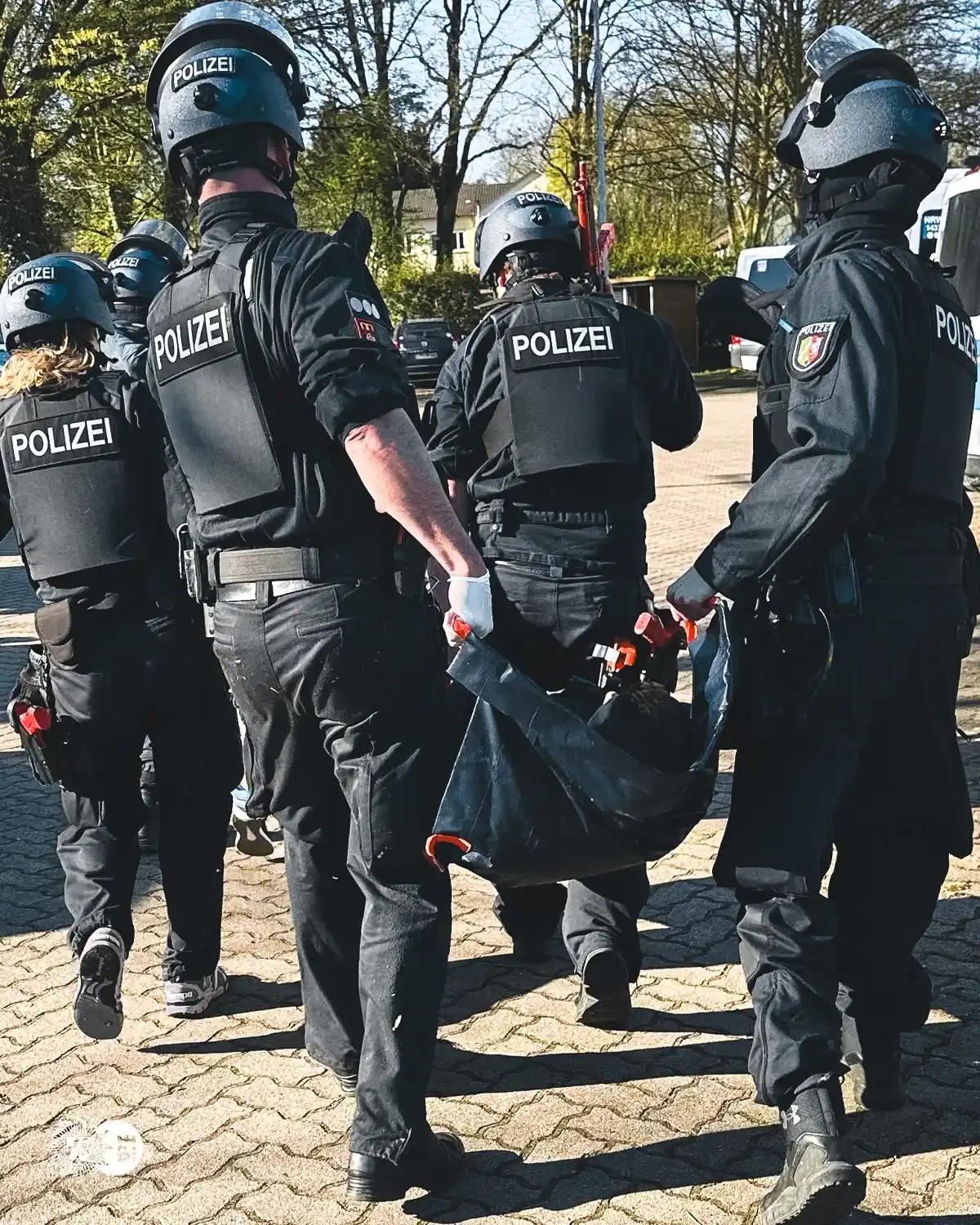 Image from Polizei NRW Bielefeld: *Dürfen wir vorstellen? Unsere Bereitschaftspolizeihundertschaft!* Zu...