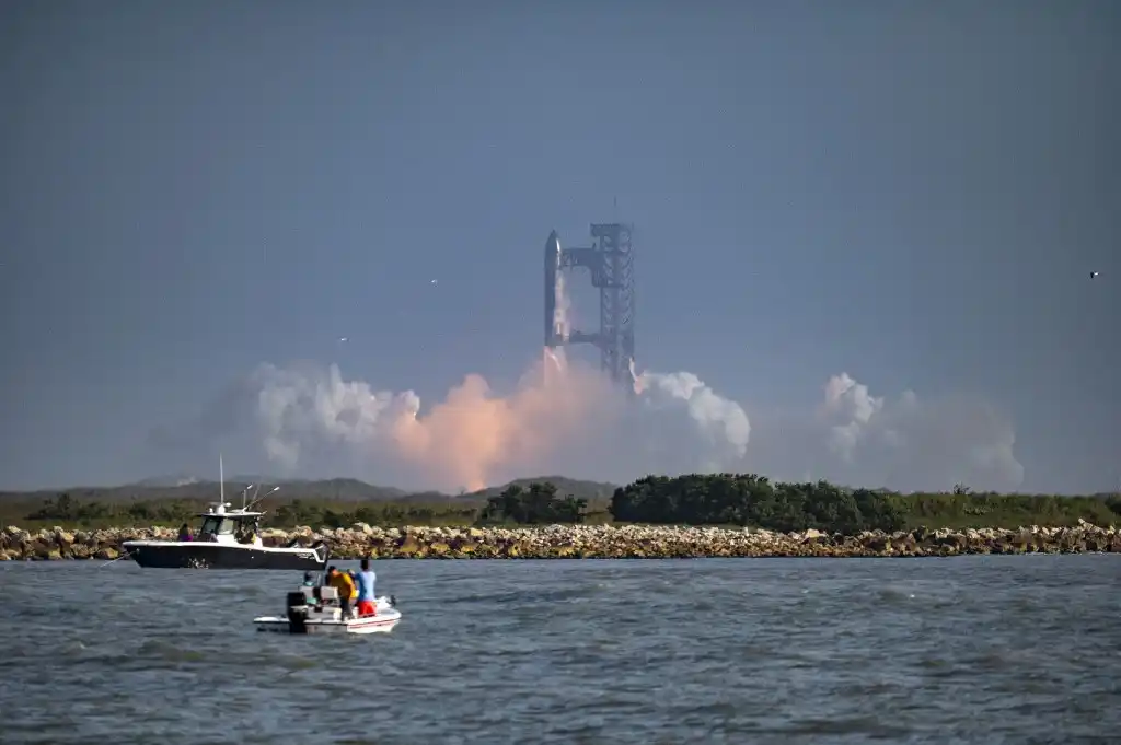 Image from Agi - Agenzia Italia: 🚀 *Fallisce anche il nono test di Starship verso Marte. SpaceX è esp...