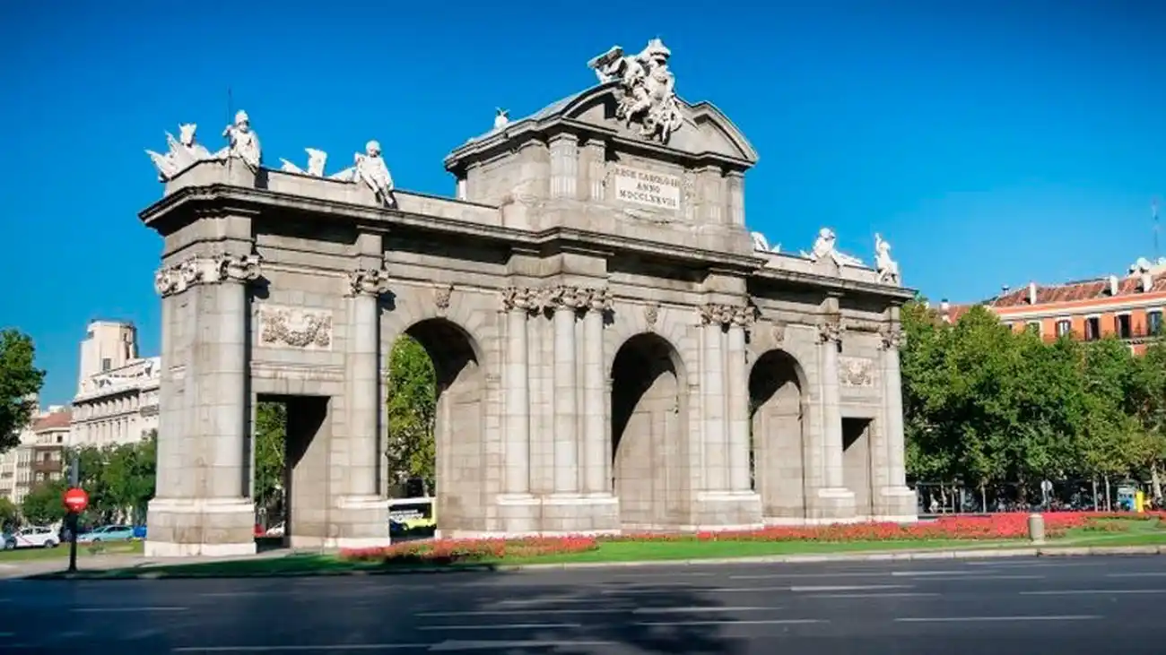 Image from TeleMadrid: 😍 *La Comisión Europea, deslumbrada por la Puerta de Alcalá* 👉🏻 La...