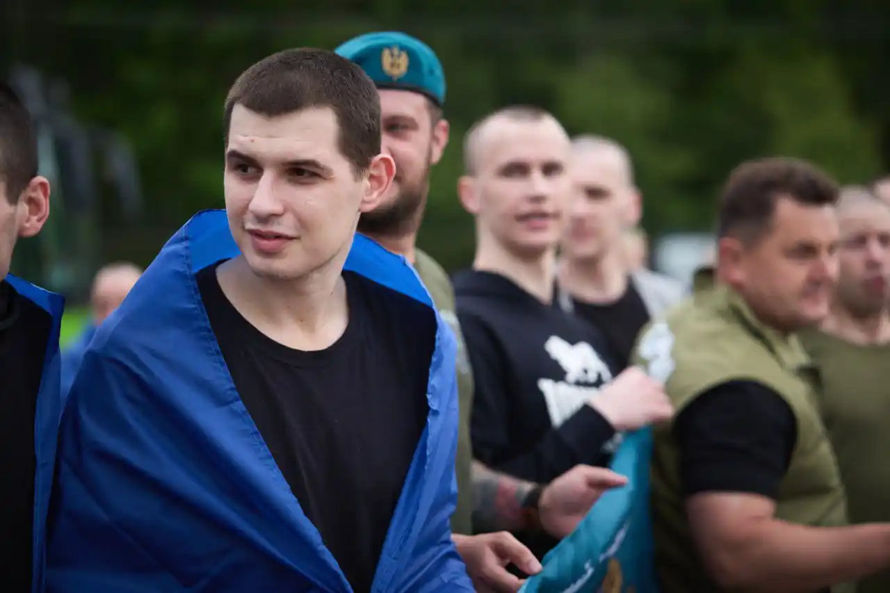 Image from Київ Оперативний: Наші повертаються додому. Сьогодні вдома воїни нашої армії, нацгварді...