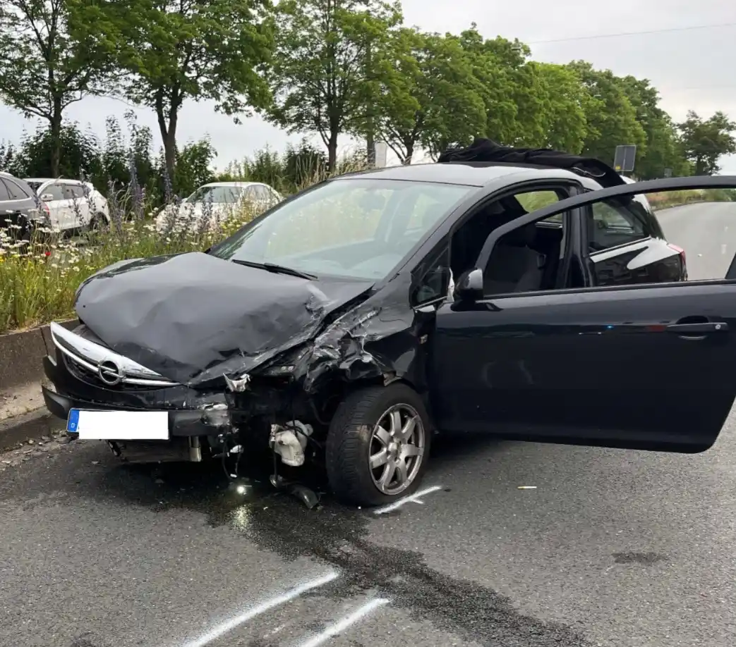 Image from Polizei NRW Bielefeld: *Polizeifunk – 30.05.2025* *Titelstory:* _Angetrunken Unfall verursac...