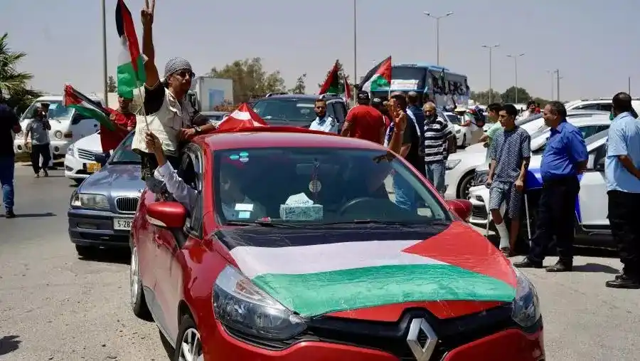Image from التلفزيون العربي - مصر: *ترحيل نشطاء حضروا إلى مصر.. هل تمضي قافلة الصمود في وجهتها إلى رفح؟* ...