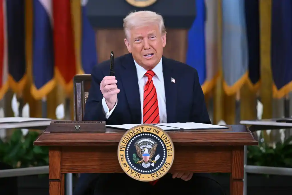 Image from Agi - Agenzia Italia: 🤦♂️ *Trump e la cospirazione dell'autopenna* La nuova ossessione de...
