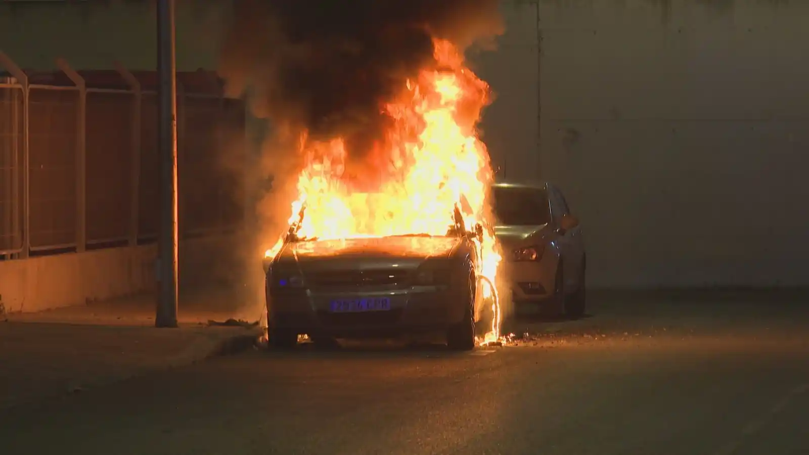 Image from TeleMadrid: 🚗🔥 *Un coche resulta calcinado en plena calle en Puente de Vallecas*...