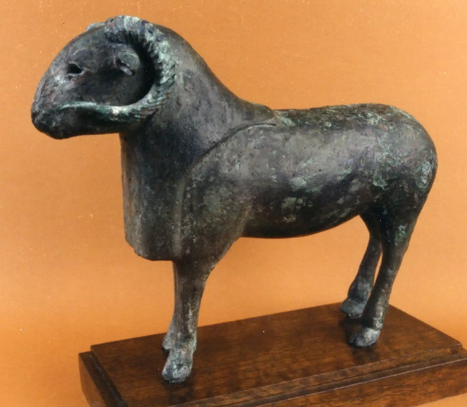 Image from خاص مصر: إناء الإله بس وقناع روماني| مصر تستعيد 11 قطعة أثرية نادرة من أمريكا.....