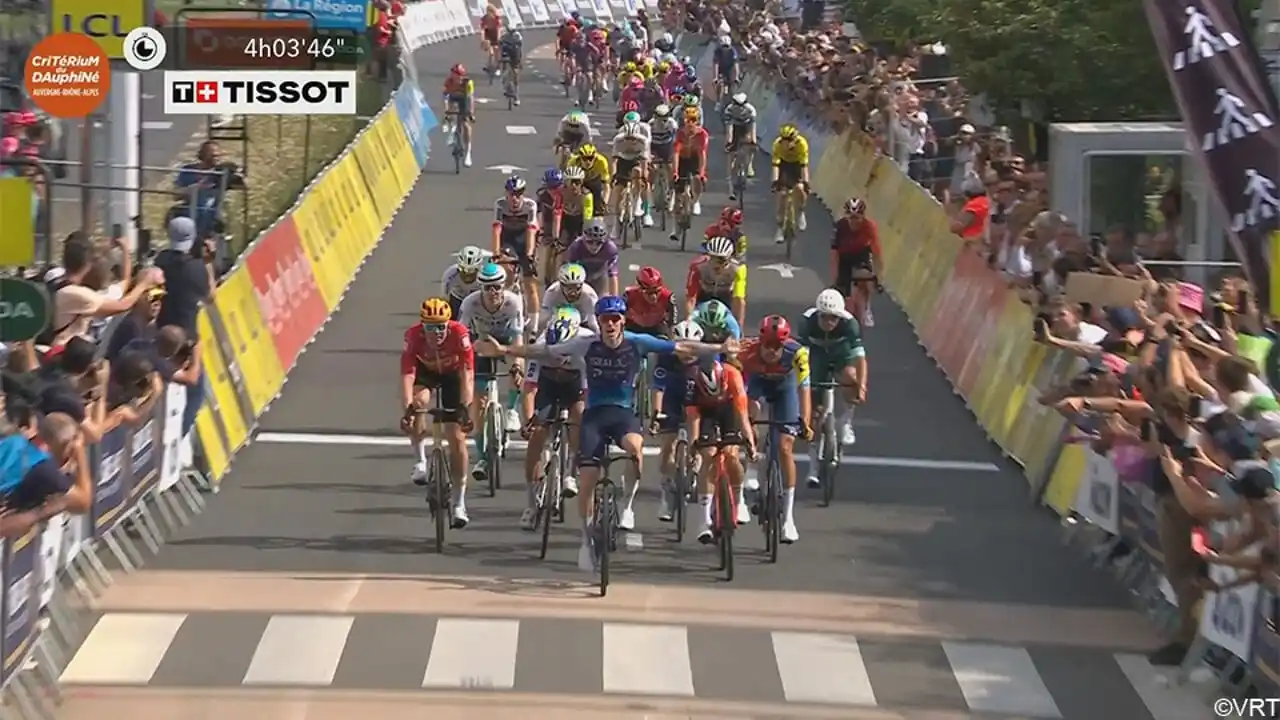 Image from CYCLINGnlNEWS: De handen van Jonathan Milan blijven beneden. Jake Stewart mag juichen...