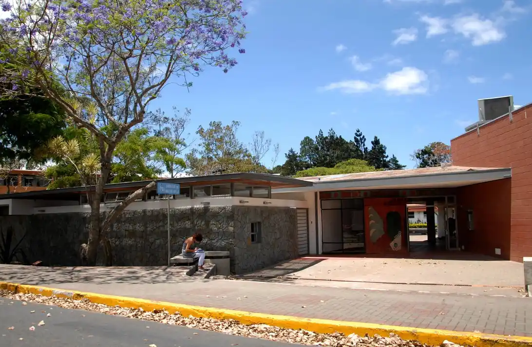 Image from CRC 89.1: *Estudiantes de Artes de la UCR protestan por atraso en remodelación y...