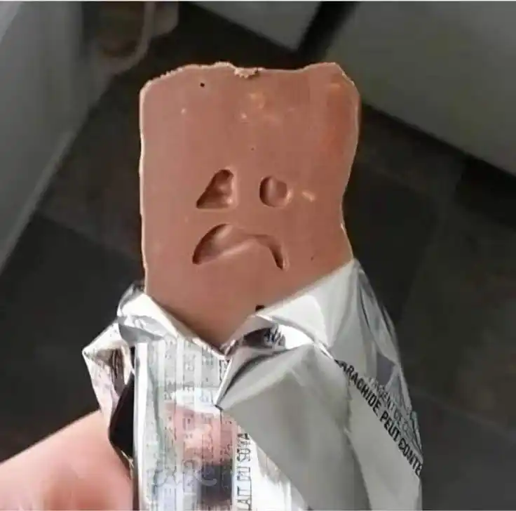Image from ⤷𝐌𝐞𝐦𝐬 || مِيمز👻🦧⃟𔘜)): *قالولي لو مخنوقه هاتي شيكولاته بتحسن المزاج والنفسيه..* *=الشيكولاته ...