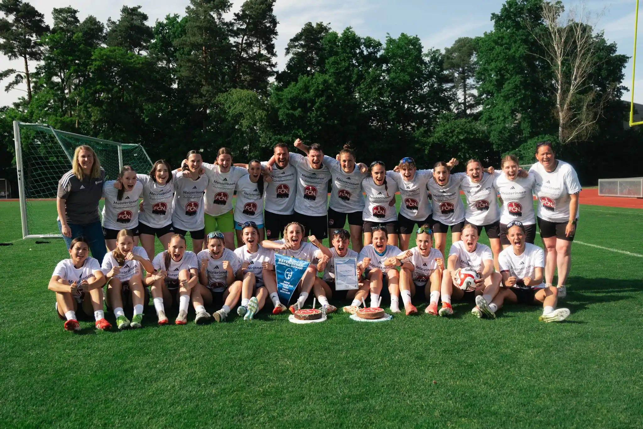 Image from Clubfrauen: 𝓜𝓮𝓲𝓼𝓽𝓮𝓻 𝓾𝓷𝓭 𝓐𝓾𝓯𝓼𝓽𝓮𝓲𝓰𝓮𝓻!❤🖤 Unsere U20 steht nach ...