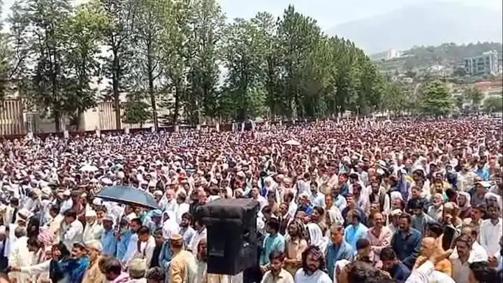 Image from "Bazm-e-Ishq Ahlbayt": نہ دستار، نہ مصلّی، نہ درسگاہ کی سند... بس ایک دیوانہ، ایک مجذوب، جو د...