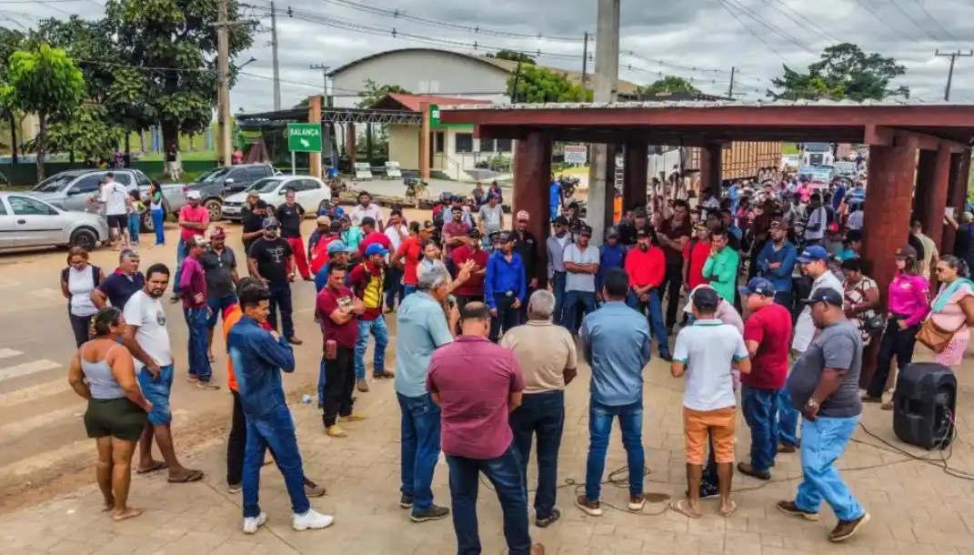 Image from ac24horas.com: *Produtores encerram protesto e levarão demandas à Aleac e ao Ibama* ...