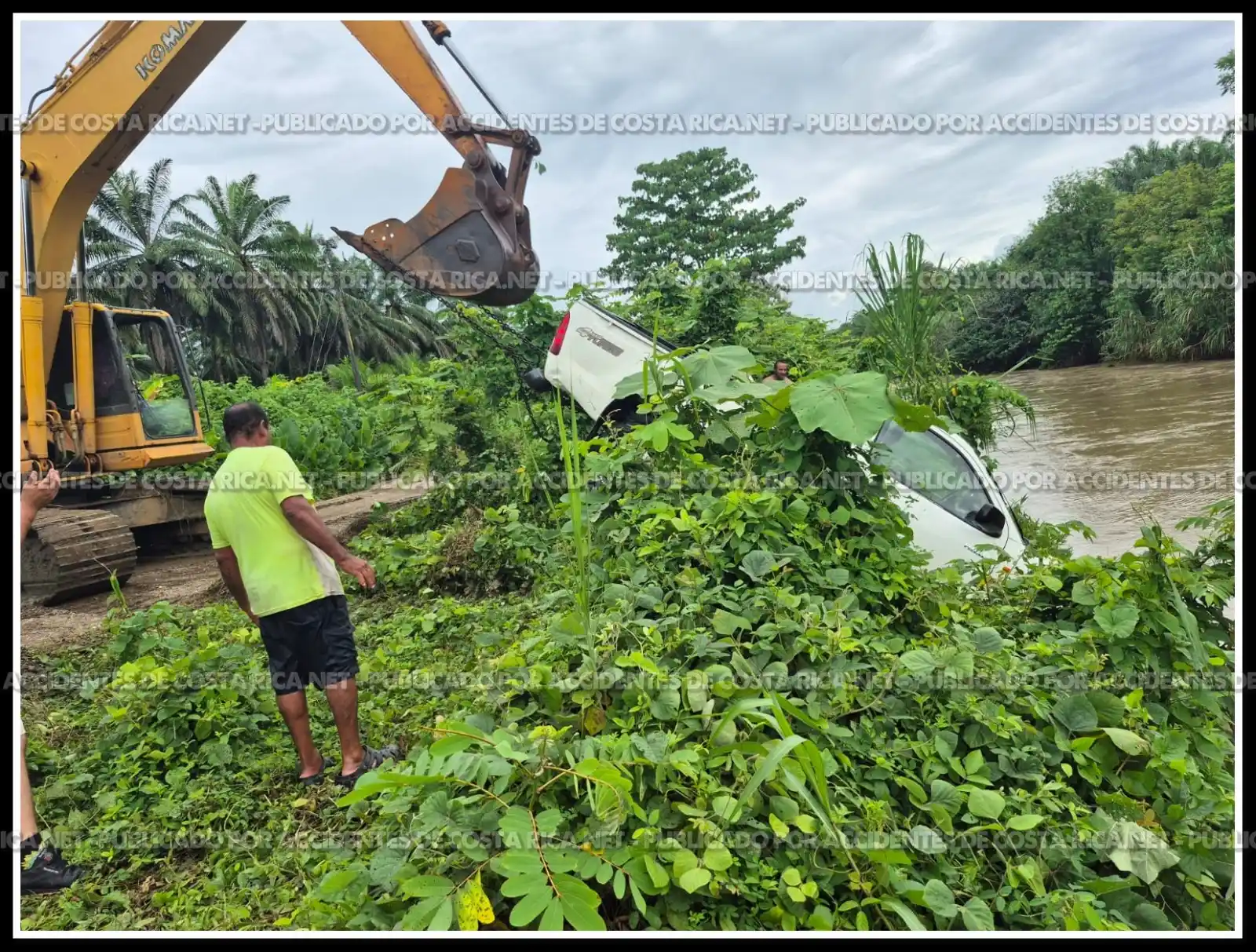 Image from Accidentes de Costa Rica .Net: Rescate de vehiculo arrastrado por el agua en Coto 47, Corredores. <a ...