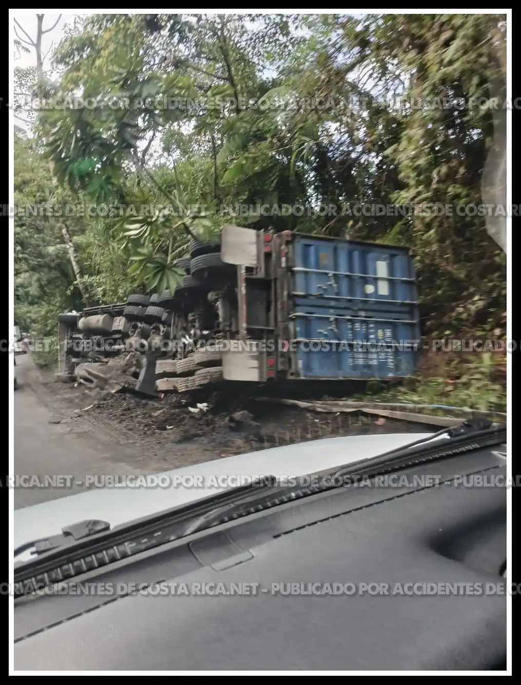 Image from Accidentes de Costa Rica .Net: RUTA 32 | Vuelco de vehiculo pesado por el descanso largo , sentido 2...
