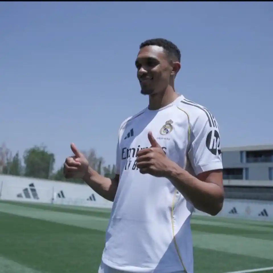 Image from REAL MADRID_cmc 🇨🇩: ❗️Trent Alexander-Arnold 🏴 avec le maillot du Real Madrid...