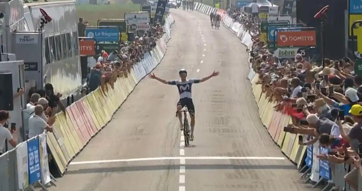 Image from CYCLINGnlNEWS: Zijn eerste WorldTour-overwinning is een feit. De jonge Spanjaard is m...