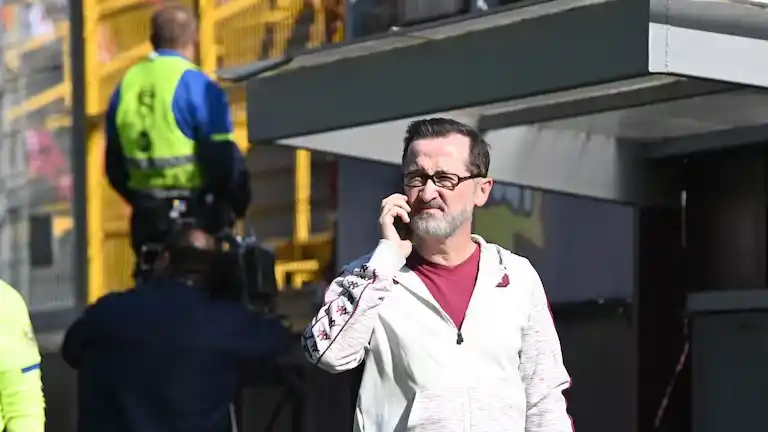 Image from La Nación Saprissa: 💜🤍 *Afición de Saprissa* le marca el camino a *Juan Carlos Rojas* tr...