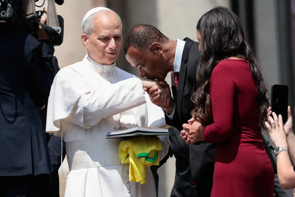Image from Famosos, Novelas, Realities e Muito Mais | F5: *Cafu entrega camisa da seleção ao papa Leão 14 em encontro no Vatican...