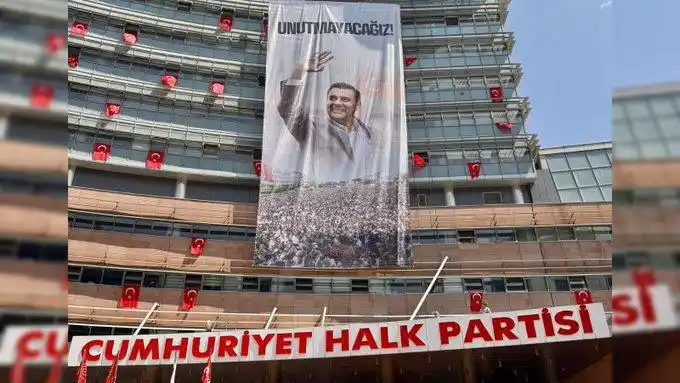 Image from ANKA Haber Ajansı: CHP Genel Merkezi'nde Ferdi Zeyrek pankartı: "Unutmayacağız"...