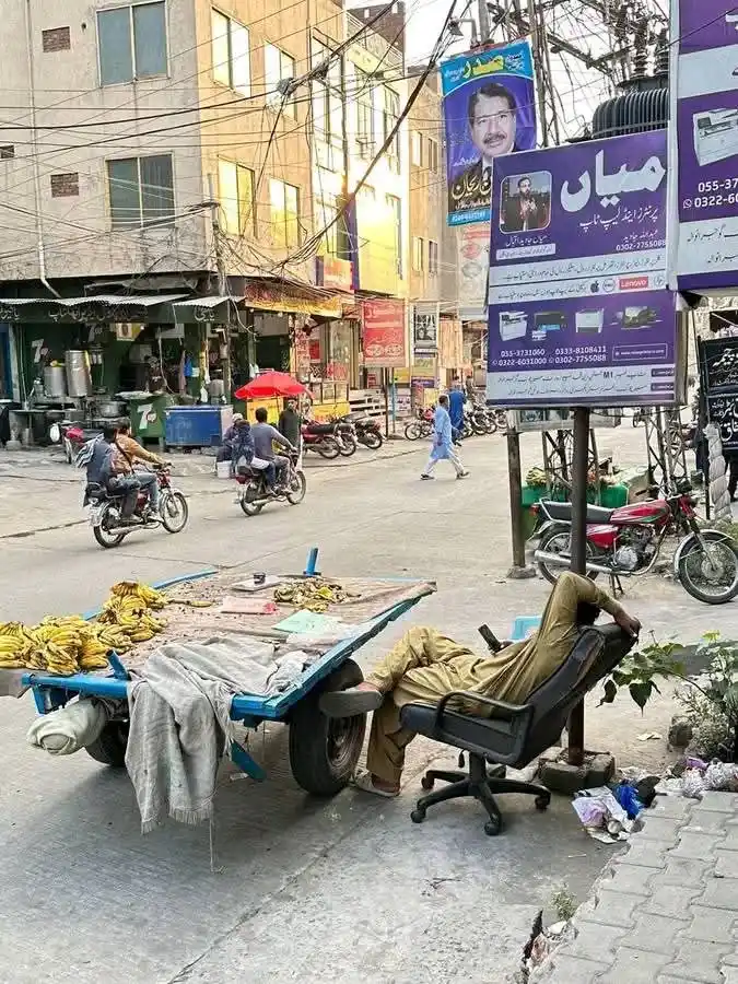 Image from دلچسپ و عجیب تاریخ: چیئر پر بیٹھا باس اور میز پر کیلے — گوجرانوالہ کا انوکھا کاروباری اندا...