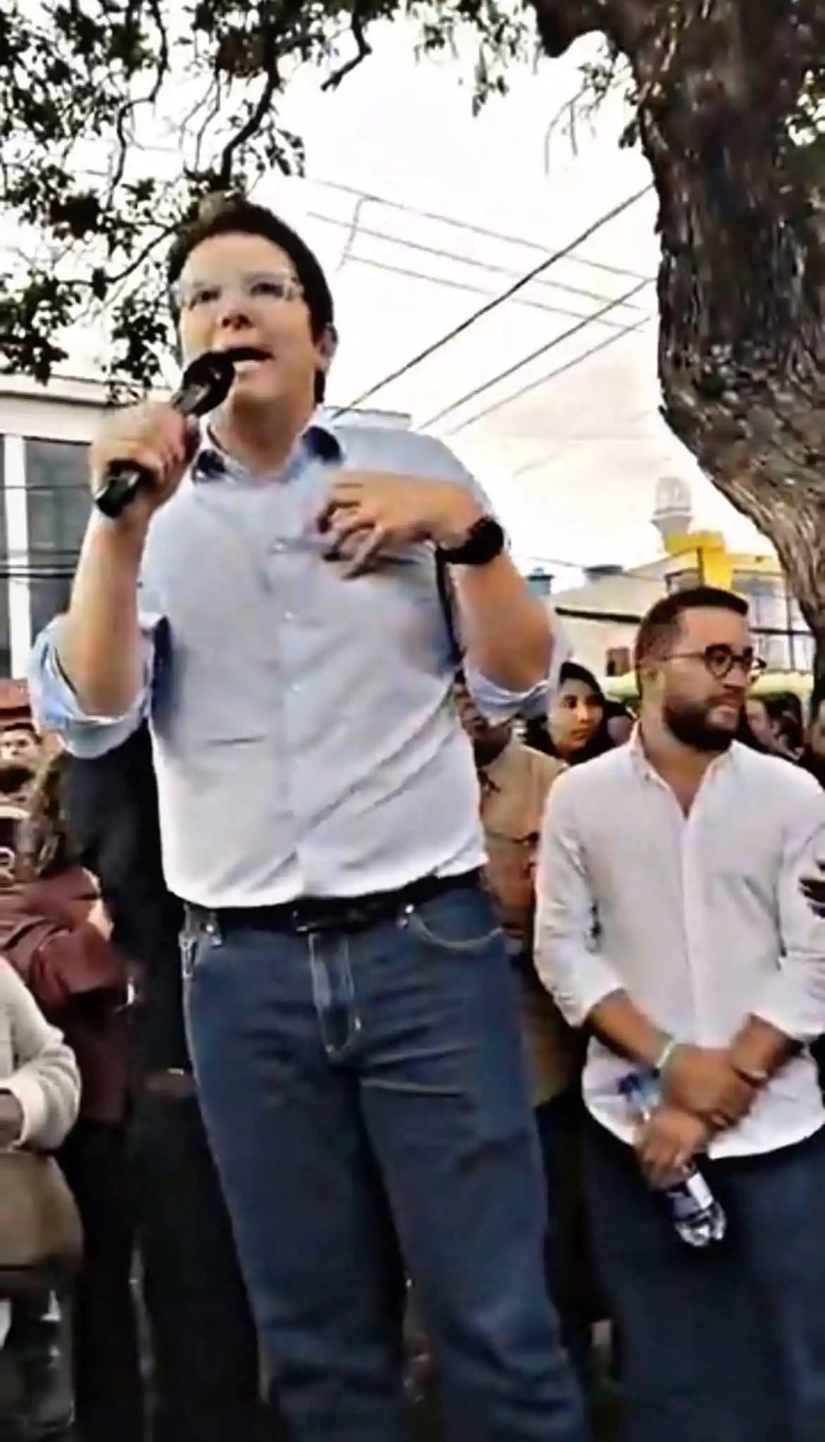 Image from Empire News : 🇨🇴 En plein meeting, le Sénateur et future candidat à l’élection pré...