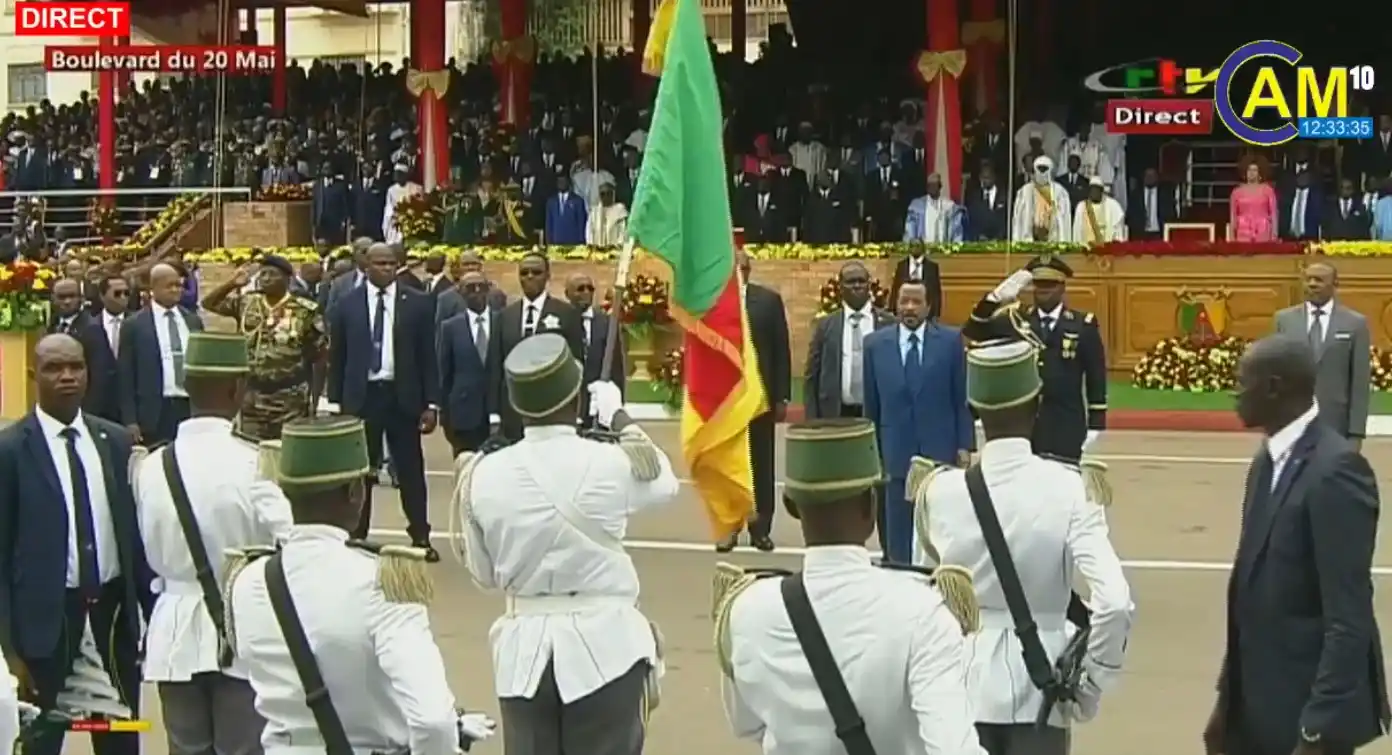 Image from CAM 10 Télévision: 🔴 [EN DIRECT – 20 MAI] Le Président de la République debout, en signe...
