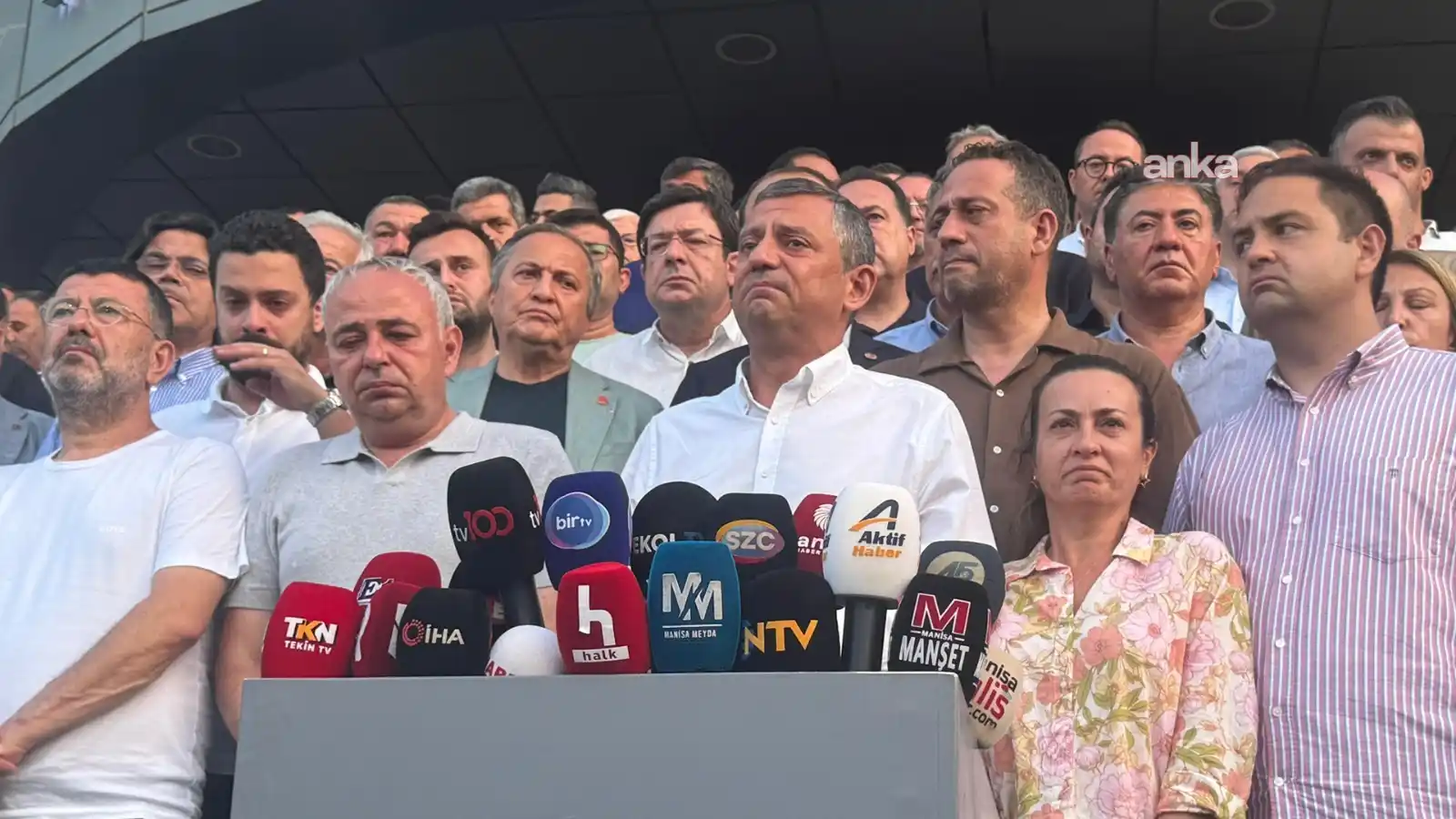 Image from ANKA Haber Ajansı: Ferdi Zeyrek'in hayatını kaybettiği hastane önünde açıklama yapan Özgü...