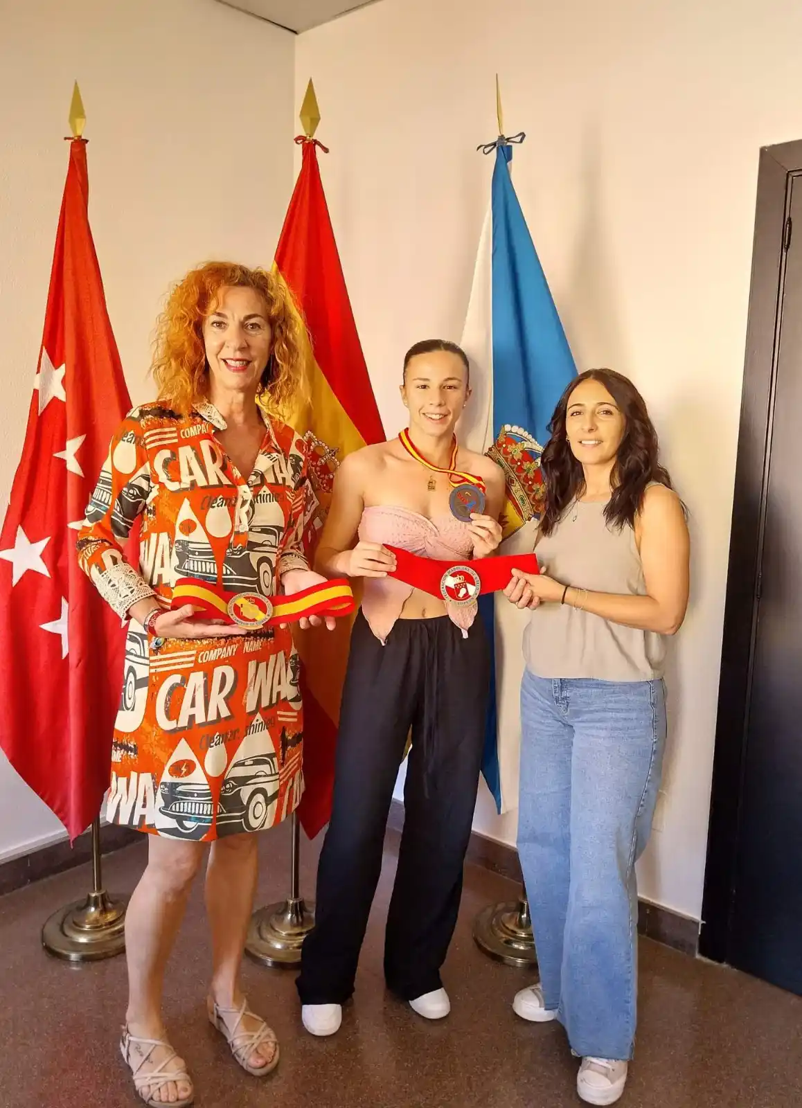 Image from Ayuntamiento de Velilla de San Antonio: La semana pasada, la alcaldesa y la concejala de Deportes recibieron e...