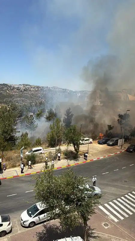 Image from شبكة الإرسال الإعلامية: مصادر عبرية:إخلاء عدة مبانٍ عقب اندلاع حريقٍ بالقدس، وأربع طائرات إطفا...