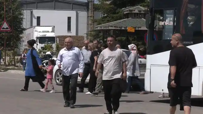Image from ANKA Haber Ajansı: Yakınları infaz düzenlemesinden yararlanamayan bayram ziyaretçileri te...