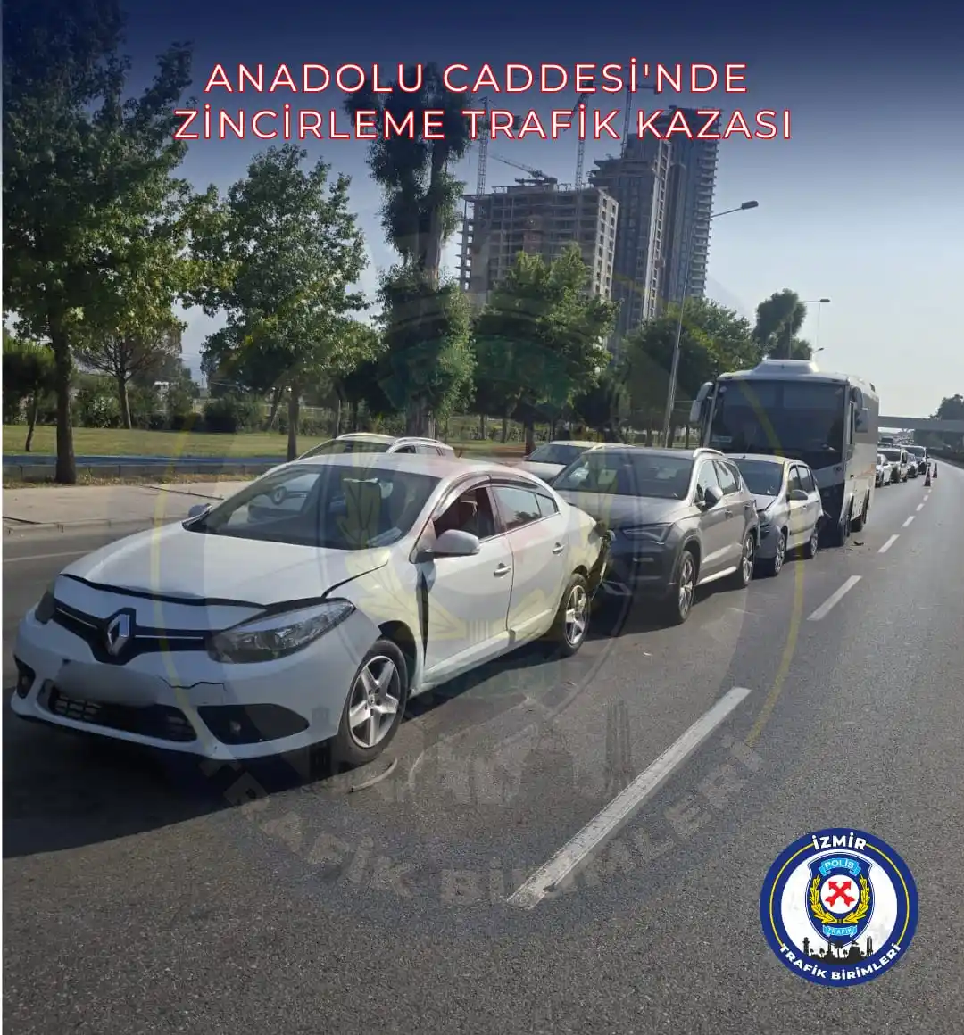 Image from İzmir Emniyet Müdürlüğü Trafik Birimleri: *ANADOLU CADDESİ'NDE ZİNCİRLEME TRAFİK KAZASI* Anadolu Caddesi Turan o...