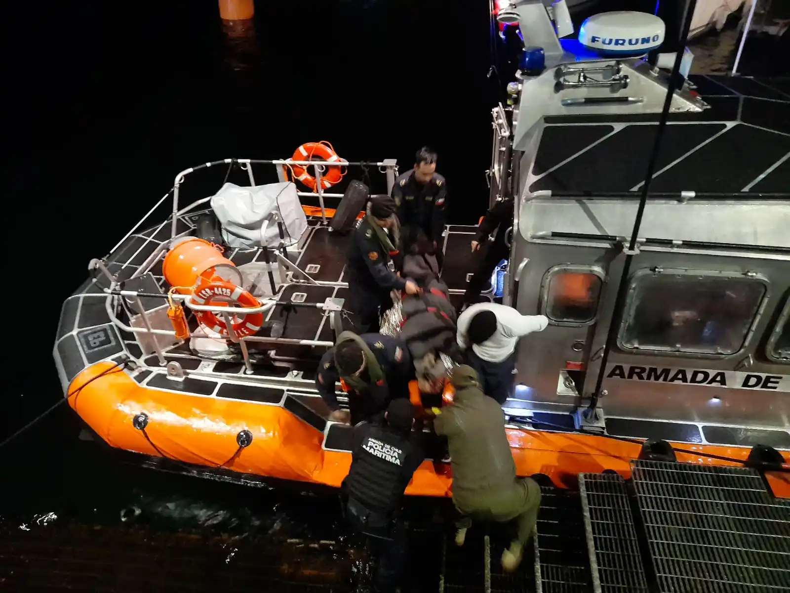 Image from Armada de Chile: Autoridad Marítima de Puerto Aguirre rescata a tripulantes de embarcac...