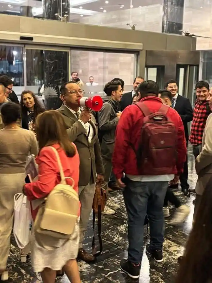 Image from Noticias Al Instante Oficial ✅: CON MEGAFONO COMO EN EL MERCADO. 🔴 Así sorprendió está tarde el asam...
