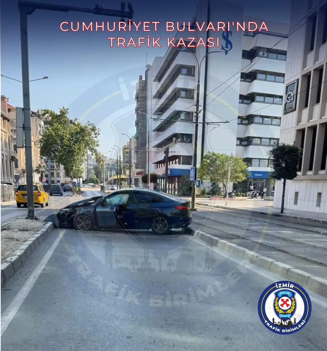 Image from İzmir Emniyet Müdürlüğü Trafik Birimleri: *CUMHURİYET BULVARI'NDA TRAFİK KAZASI* Cumhuriyet Bulvarı Borsa Kavşağ...